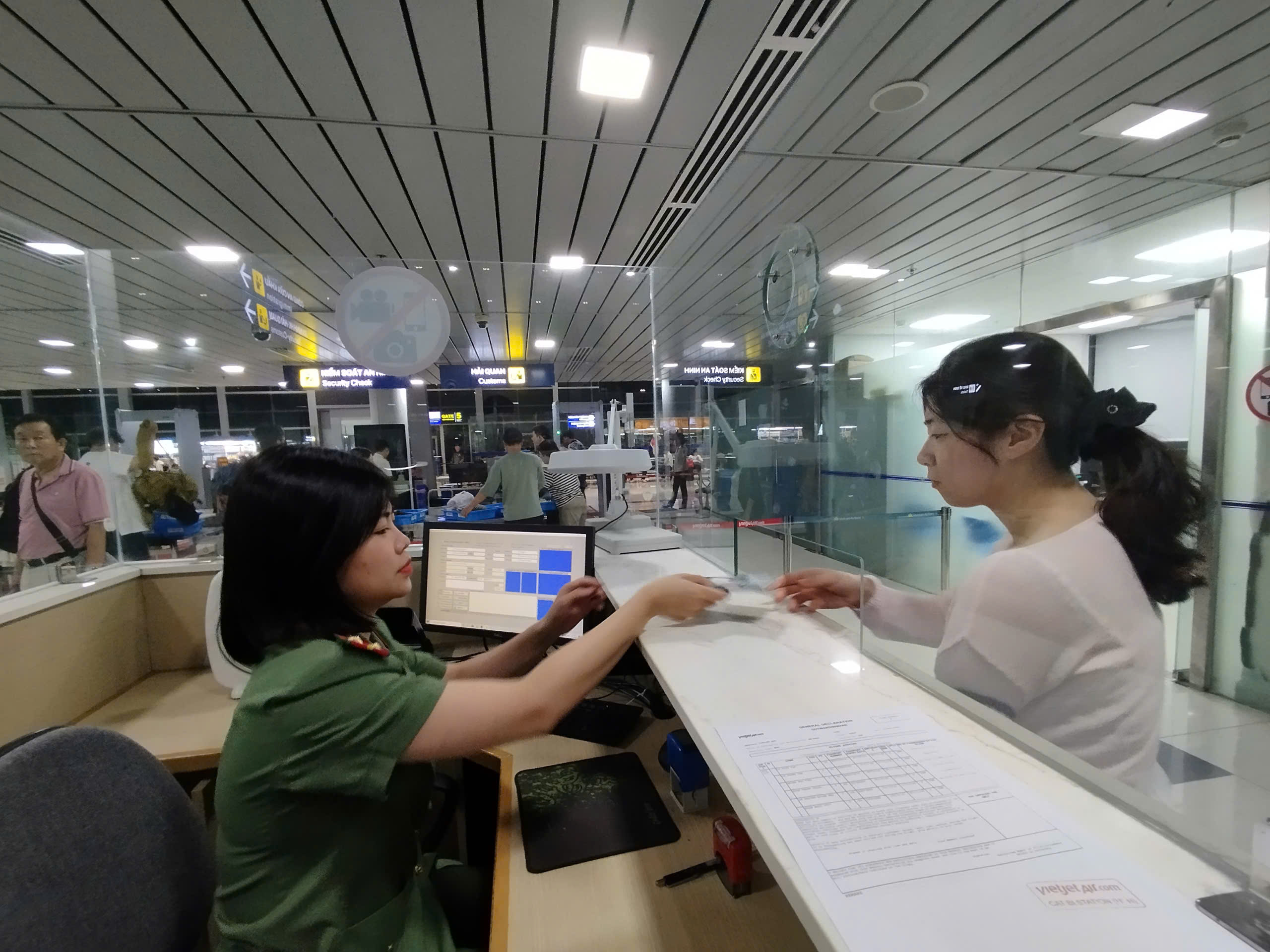 Từ 01/01/2025, công dân sẽ được thu thập ảnh chân dung, vân tay khi làm thủ tục xuất nhập cảnh tại cửa khẩu 12/12/2024